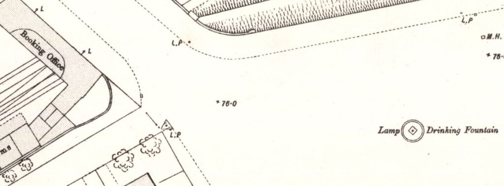 Map shows a single post and gate across the entrance to Moray Place